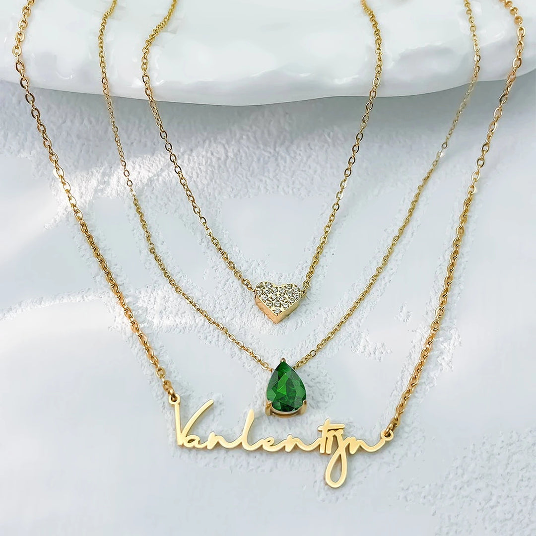 Kit 3 colares dourados com nome, gota verde e coração com pedrinhas