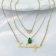 Kit 3 colares dourados com nome, gota verde e coração com pedrinhas