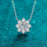 Kit Colar e Brinco Flor de Moissanite em prata 925 sobre fundo verde com brilho