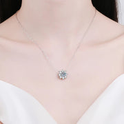 Colar flor de moissanite usado no colo