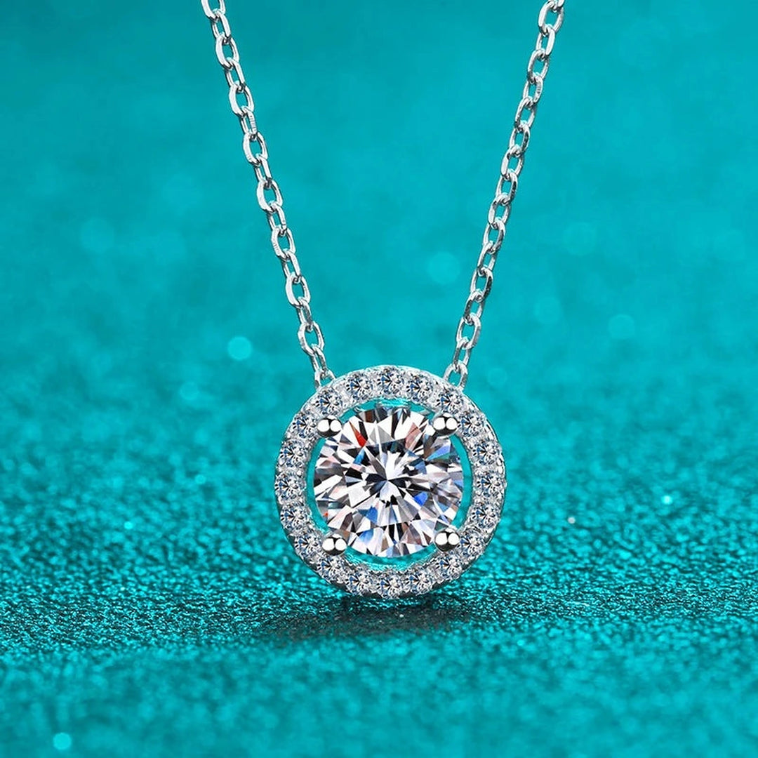 Colar halo de moissanite do kit sobre fundo verde