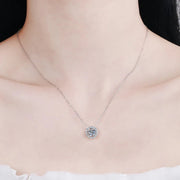 Colar halo de moissanite usado no colo