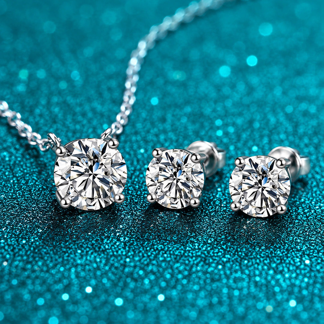 Kit Colar e Brinco Ponto de Luz de Moissanite em prata 925 sobre fundo verde com brilho