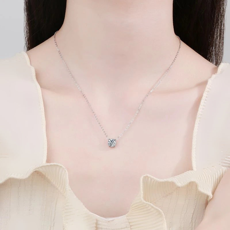 Colar ponto de luz de moissanite usado no colo