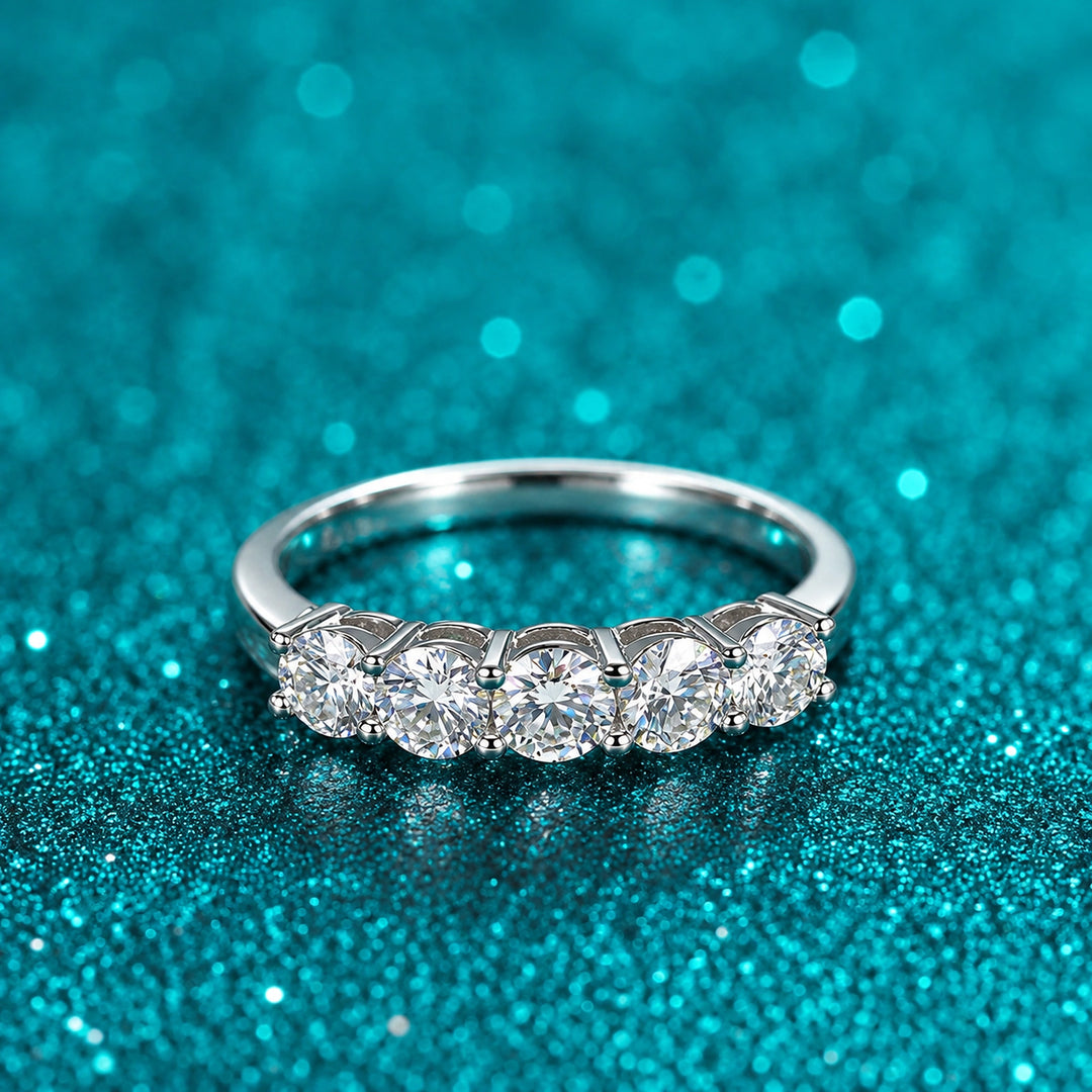 Meia Aliança 5 Pedras de Moissanite 4 mm em prata 925 sobre fundo verde com brilho