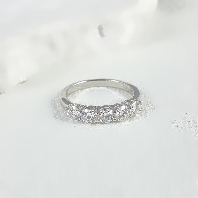 Meia aliança 5 pedras de moissanite 4 mm em prata 925