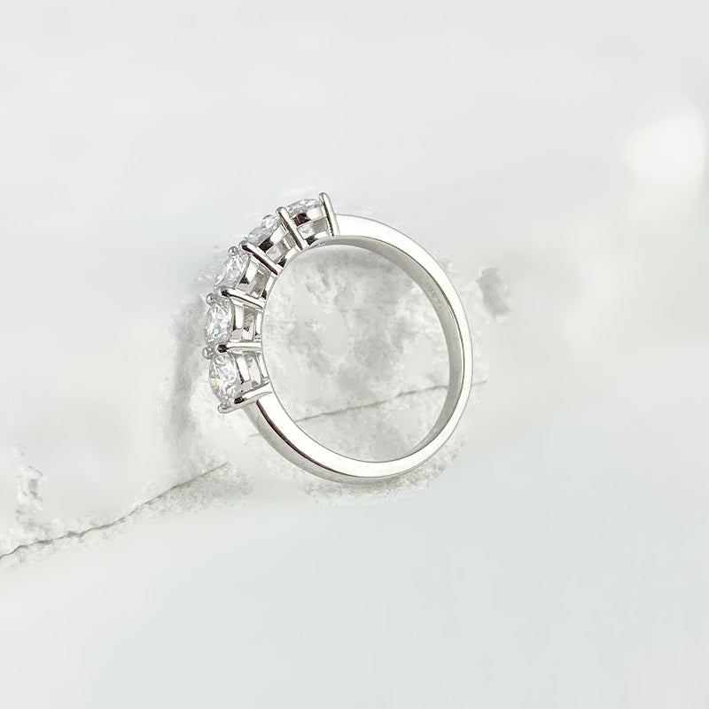 Meia aliança de moissanite 4 mm em pé