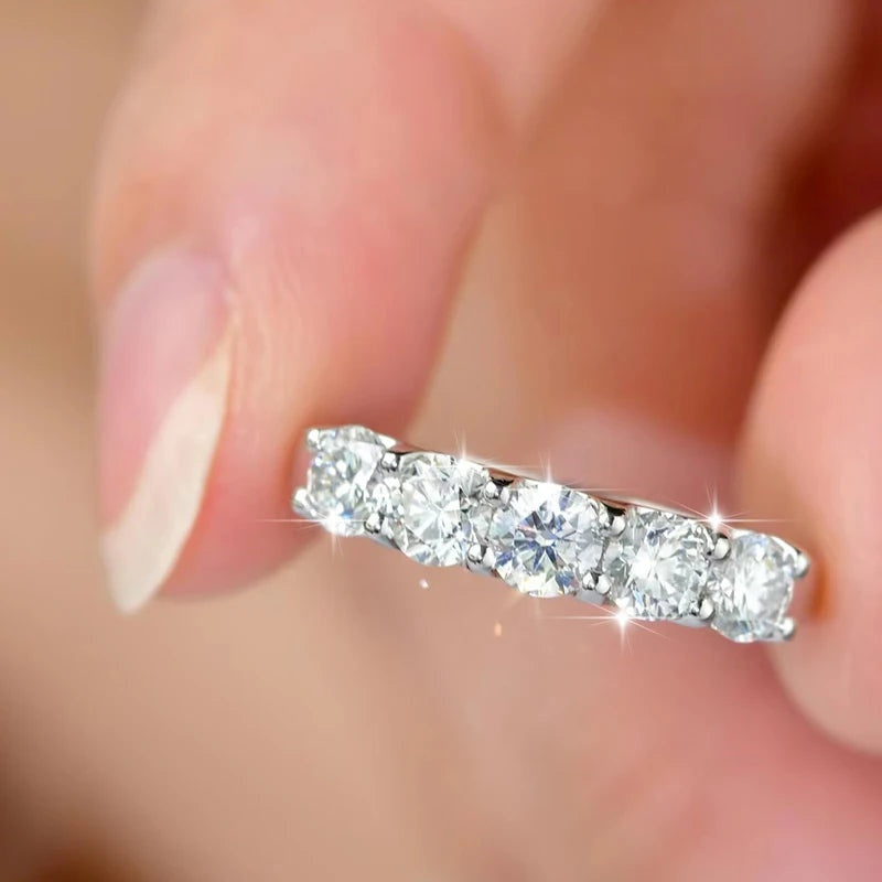 Detalhe do brilho das moissanites de 4 mm