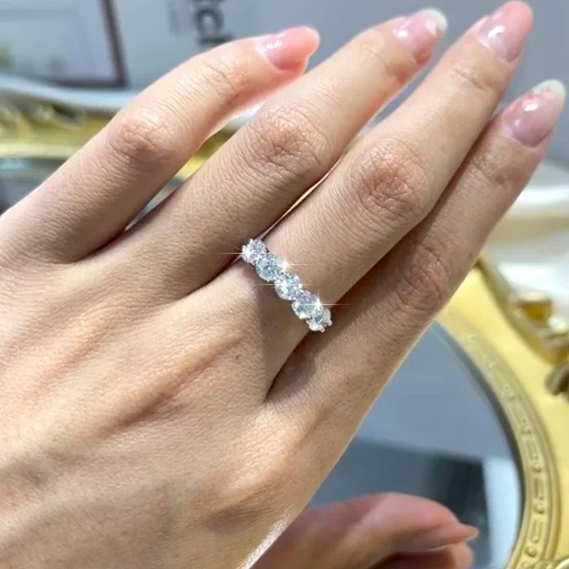 Meia aliança 5 pedras de moissanite usada na mão