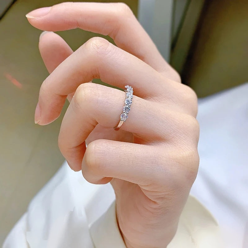 Meia aliança 7 pedras de moissanite no dedo