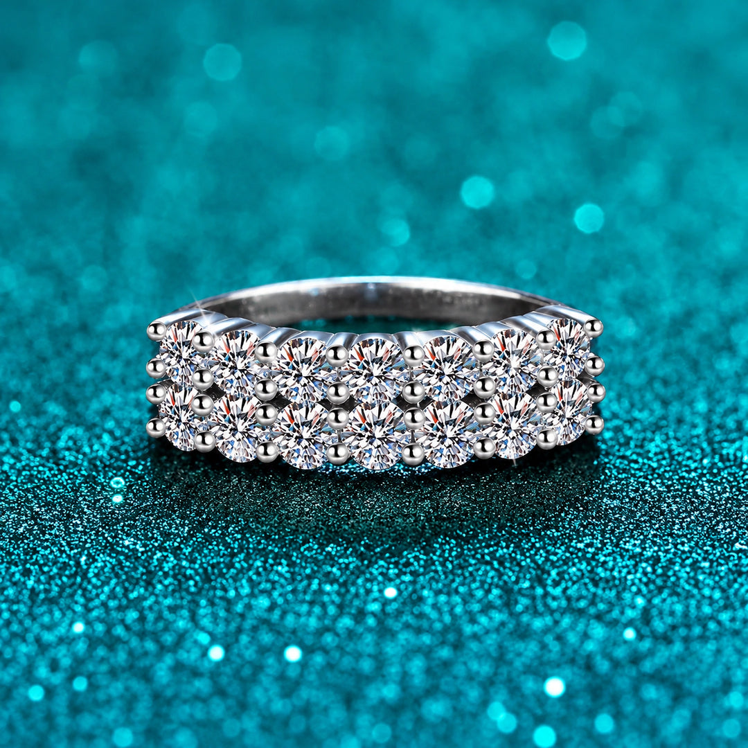 Meia Aliança Dupla de Moissanite 1,4ct em prata 925 sobre fundo verde com brilho