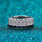 Meia Aliança Dupla de Moissanite 1,4ct em prata 925 sobre fundo verde com brilho