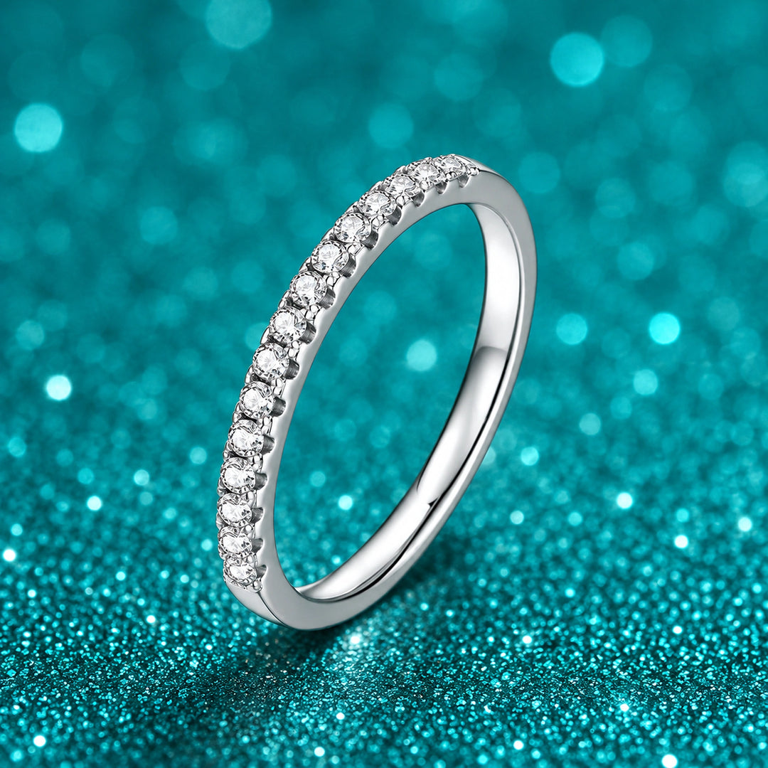 Meia Aliança Fina de Moissanite 1,5 mm em prata 925 sobre fundo verde com brilho