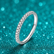 Meia Aliança Fina de Moissanite 1,5 mm em prata 925 sobre fundo verde com brilho