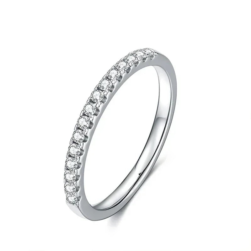 Meia aliança fina de moissanite 1,5 mm em prata 925 sobre fundo branco