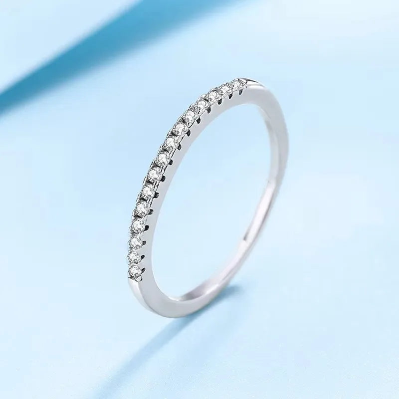 Meia aliança fina de moissanite em fundo azul claro