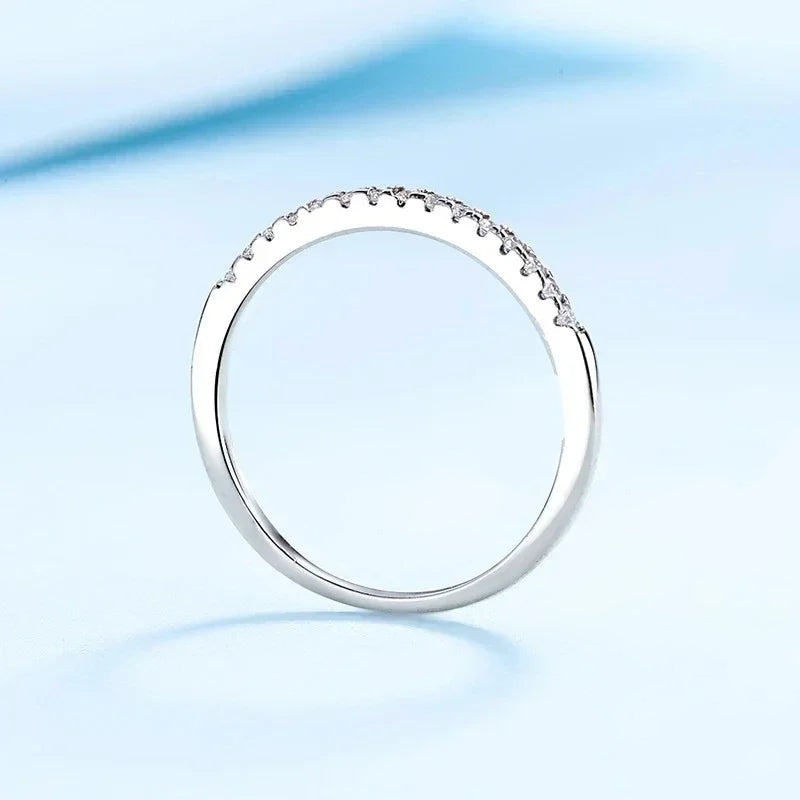 Meia aliança fina de moissanite em pé