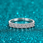 Meia Aliança de Moissanite 3 mm com Garras Compartilhadas Prata 925 em prata 925 sobre fundo verde com brilho