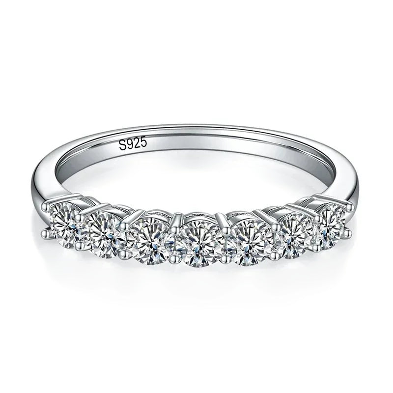 Meia aliança de moissanite 3 mm em prata 925 sobre fundo branco