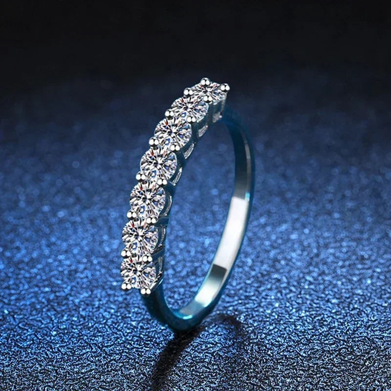Meia aliança de moissanite com garras compartilhadas vista de lado