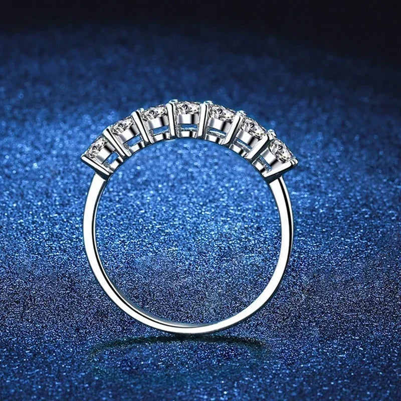 Meia aliança de moissanite em pé mostrando as garras