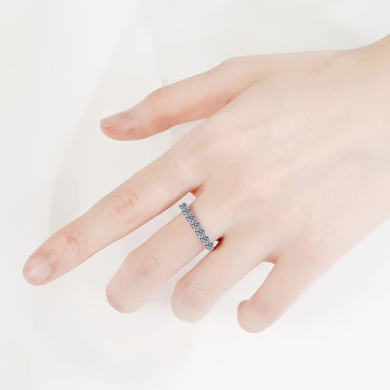 Meia aliança de moissanite no dedo anelar