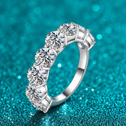 Meia Aliança de Moissanite 5 mm com Pedras Grandes em prata 925 sobre fundo verde com brilho