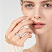 Mulher usando meia aliança de moissanite perto do rosto