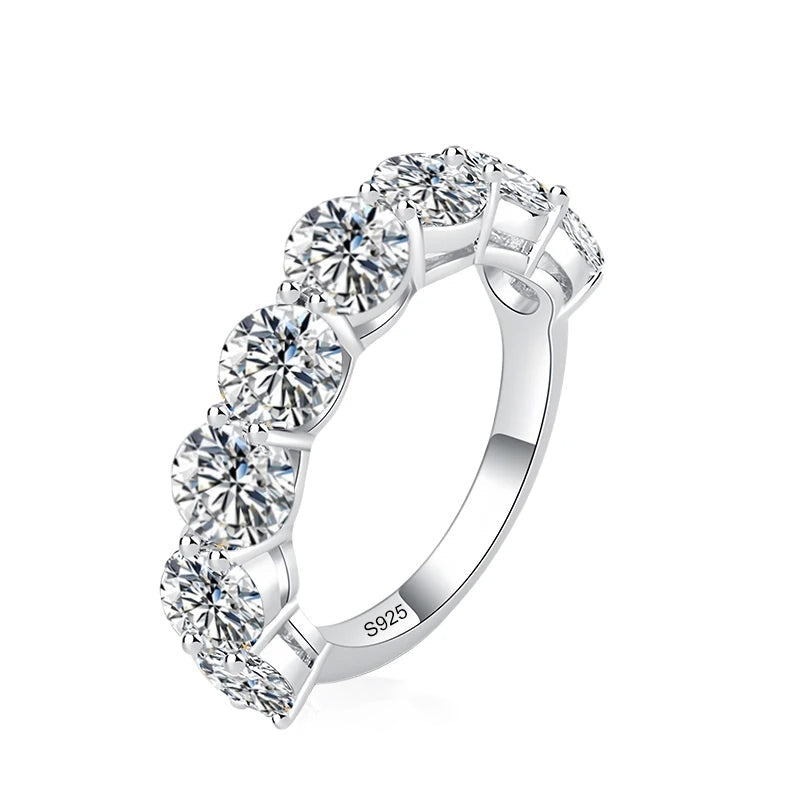 Meia aliança de moissanite 5 mm em prata 925 sobre fundo branco