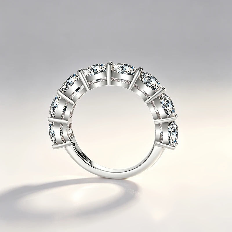 Meia aliança de moissanite 5 mm em pé mostrando as garras