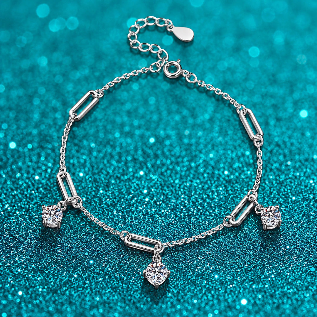 Pulseira com 3 Pingentes de Moissanite 0,5 ct em prata 925 sobre fundo verde com brilho