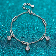 Pulseira com 3 Pingentes de Moissanite 0,5 ct em prata 925 sobre fundo verde com brilho