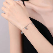 Pulseira com pingentes de moissanite no pulso