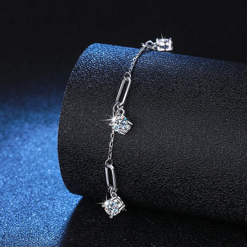 Pulseira de prata com pingentes de moissanite vista de lado