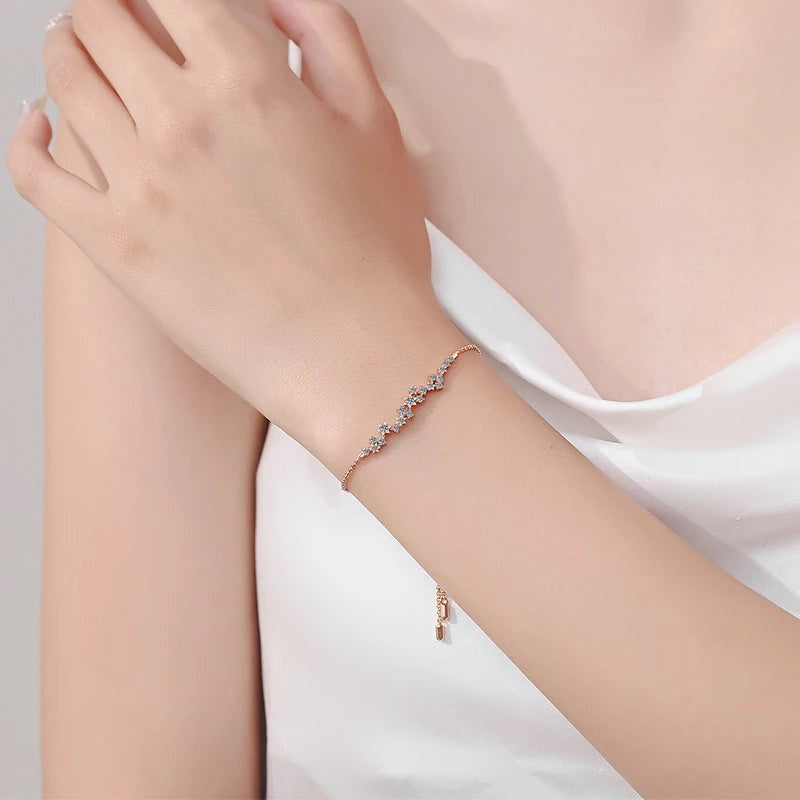 Pulseira com ramo de moissanites ouro rosé no pulso