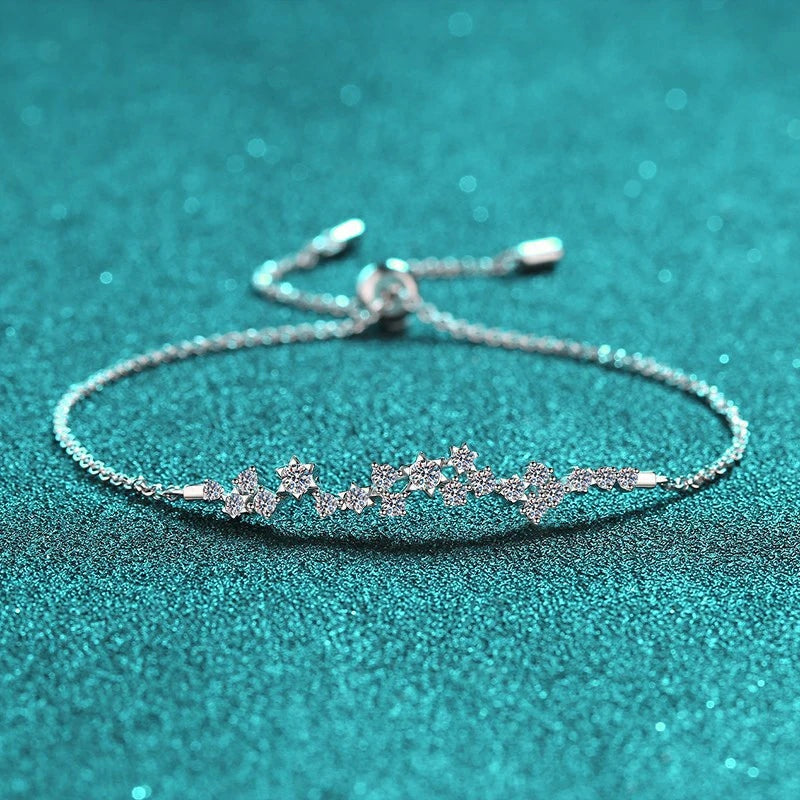 Pulseira com ramo de moissanites cor ouro branco sobre veludo