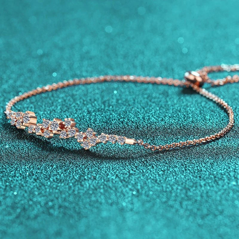 Detalhe do ramo de moissanites da pulseira ouro rosé