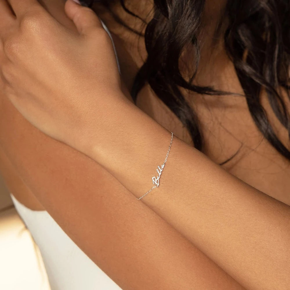 Pulseira com nome prata Bella no pulso