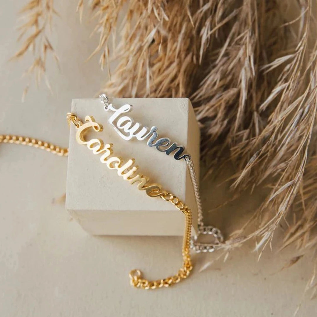 Pulseiras com nome personalizado Caroline dourada e Lauren prata