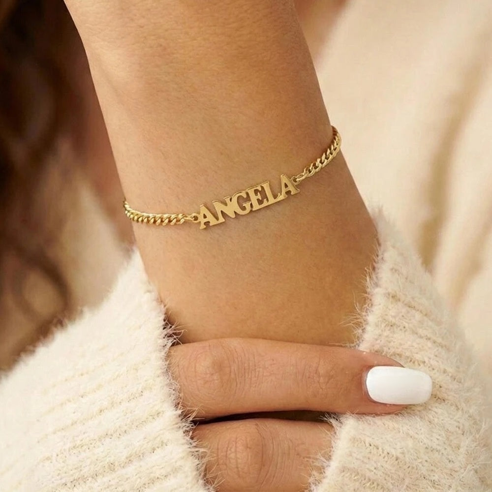 Pulseira com nome Angela em letra de forma dourada no pulso