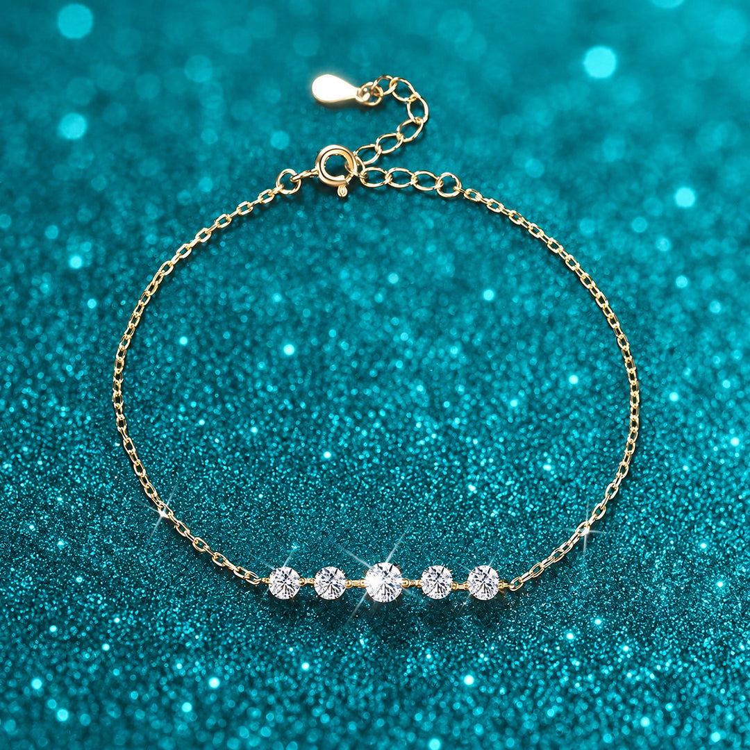 Pulseira de Corrente com 5 Moissanites em prata 925 sobre fundo verde com brilho