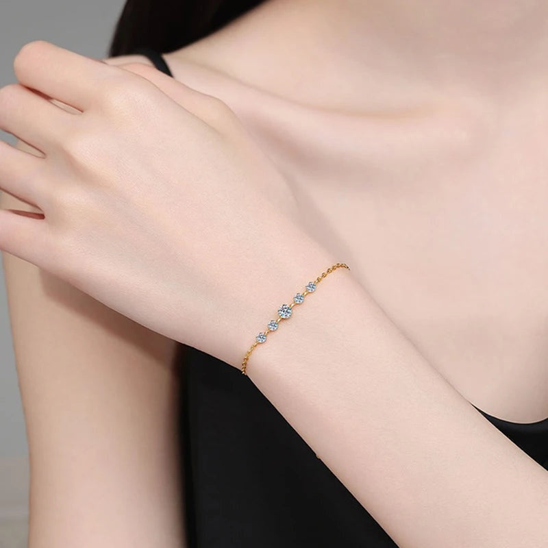 Pulseira com 5 moissanites dourada no pulso