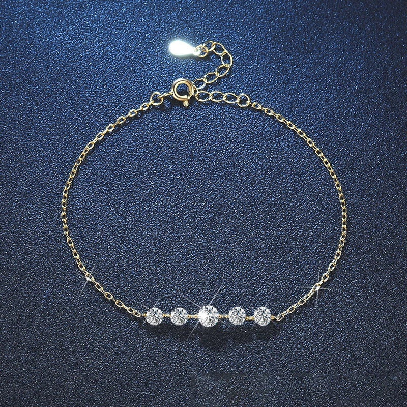 Pulseira de corrente com 5 moissanites dourada vista de frente