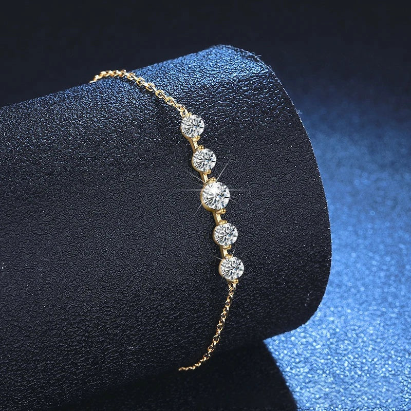 Pulseira com 5 moissanites dourada vista de lado mostrando as pedras