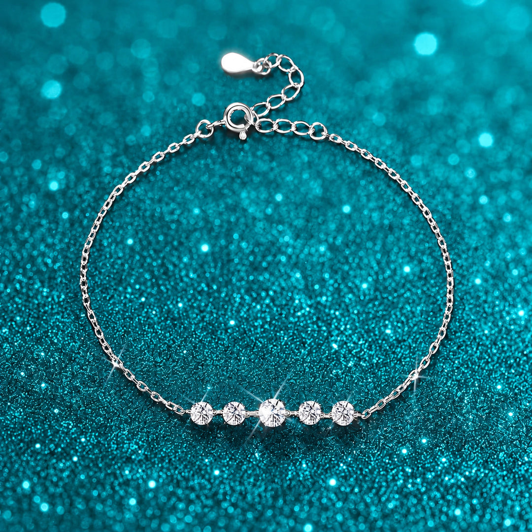 Pulseira de Corrente com 5 Moissanites cor ouro branco em prata 925 sobre fundo verde