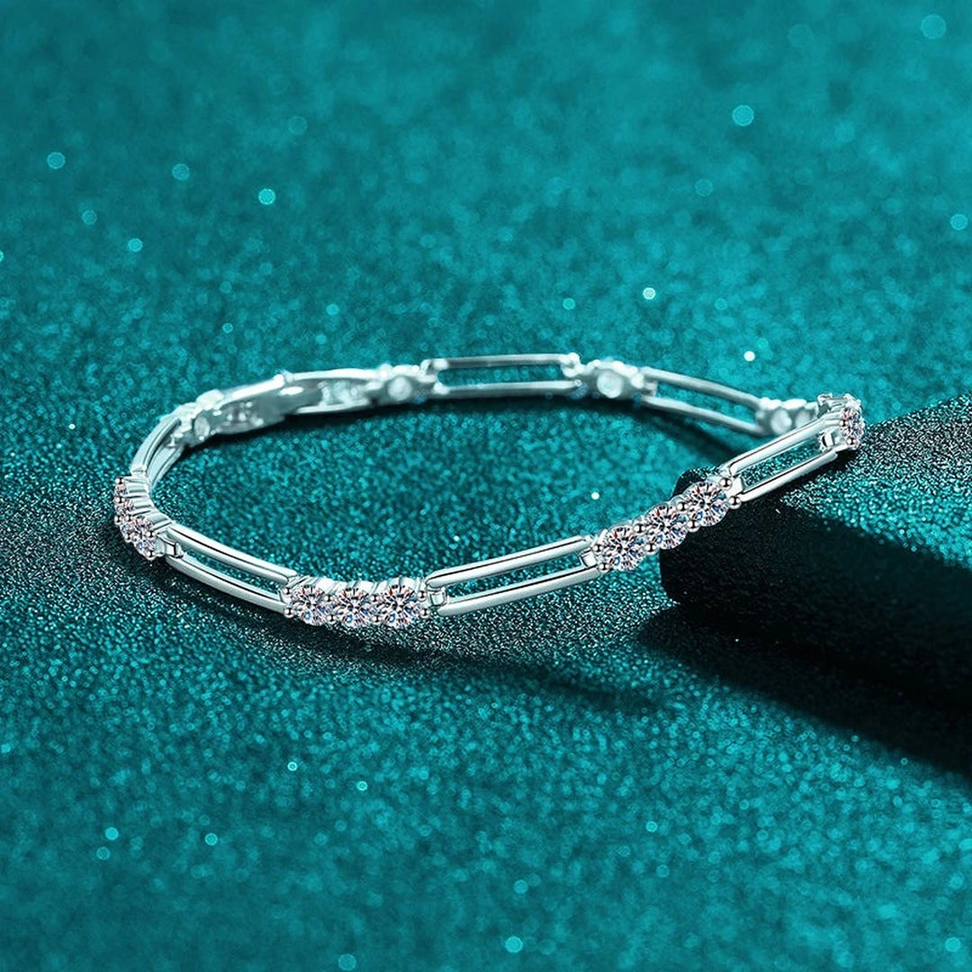Pulseira de elos retangulares com moissanite sobre fundo verde