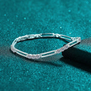 Pulseira de elos retangulares com moissanite sobre fundo verde