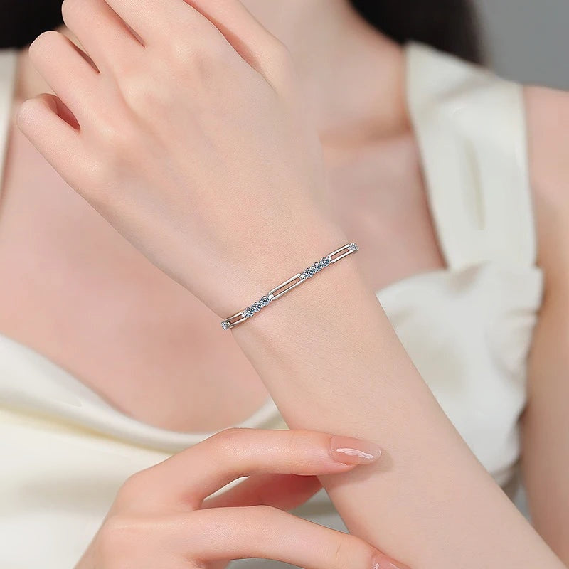 Pulseira de elos vazados com moissanite no pulso