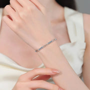 Pulseira de elos vazados com moissanite no pulso
