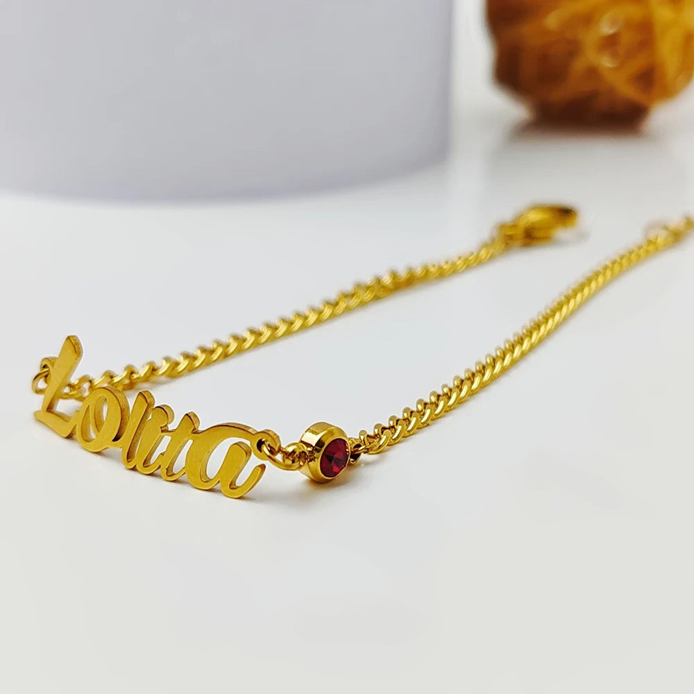 Pulseira com nome Lolita dourada e pedra de nascimento vermelha
